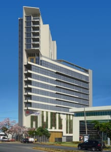 Nuevo hotel abre en el distrito financiero y de entretenimiento de la ciudad.