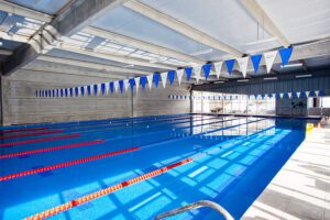 Este es el primer centro de negocios del país con una academia de natación.