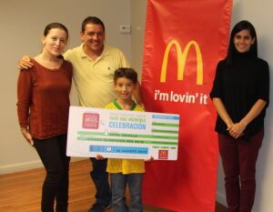 Karina Vargas, de Mercadeo Arcos Dorados Costa Rica y Mónica Lizano, supervisora de Comunicaciones Arcos Dorados Costa Rica junto a Ariel Sevilla, niño ganador de la promoción “Amigos Olímpicos” y su padre Adrián Sevilla.