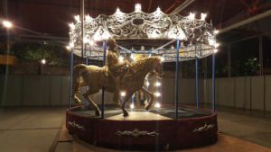 El autor retoma con su trabajo, el carrusel, desde su raíz, un instrumento bélico usado por los cruzados para entrenar a la caballería. 