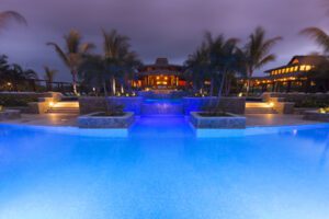 El centro de reunión dentro del complejo, es la piscina climatizada.