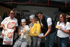 Ganador del 1° lugar, Doby y su dueña, con el vestuario de carcelarias.