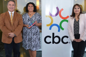 José Carlos Paiz, representante de Enactus, Yrua Ruiz, ganadora Eco Reto 2013 y Rosa María de Frade, directora de Asuntos Corporativos de CBC.