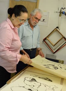 Carlos Poveda, junto a María Enriqueta Guardia, curadora de la muestra “De dónde vengo y adónde voy”.  