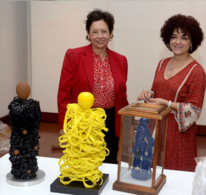 Alma Fernández, directora del MAC, con algunas obras de la muestra “De dónde vengo y adónde estoy” de Carlos Poveda.