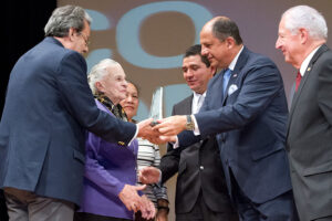 A  Virginia Mata Alfaro, el Banco Nacional le expresó su sentida gratitud por una prolongada relación de confianza.