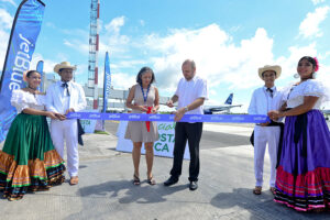 Hermes Navarro, Jefe de Atracción de Inversiones del ICT, cortó la cinta.