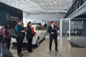 La sala de ventas se encuentra en la  20 Calle de la zona 10.  