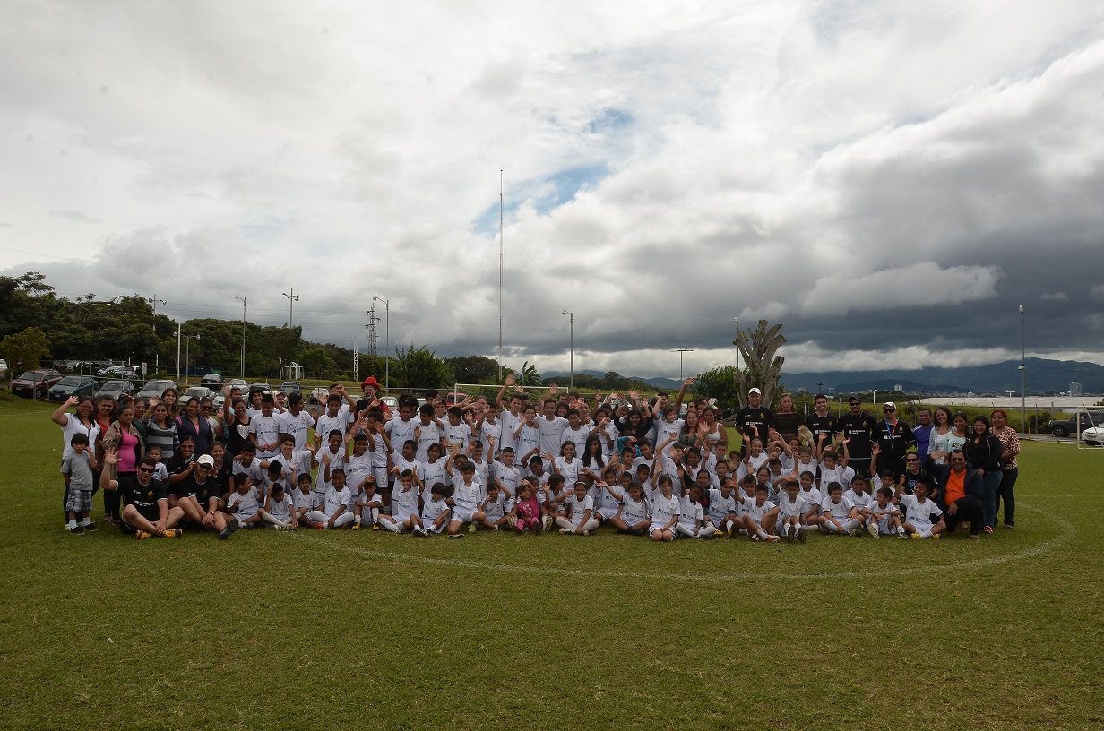 Niños se benefician con la escuela socio-deportiva del Real Madrid