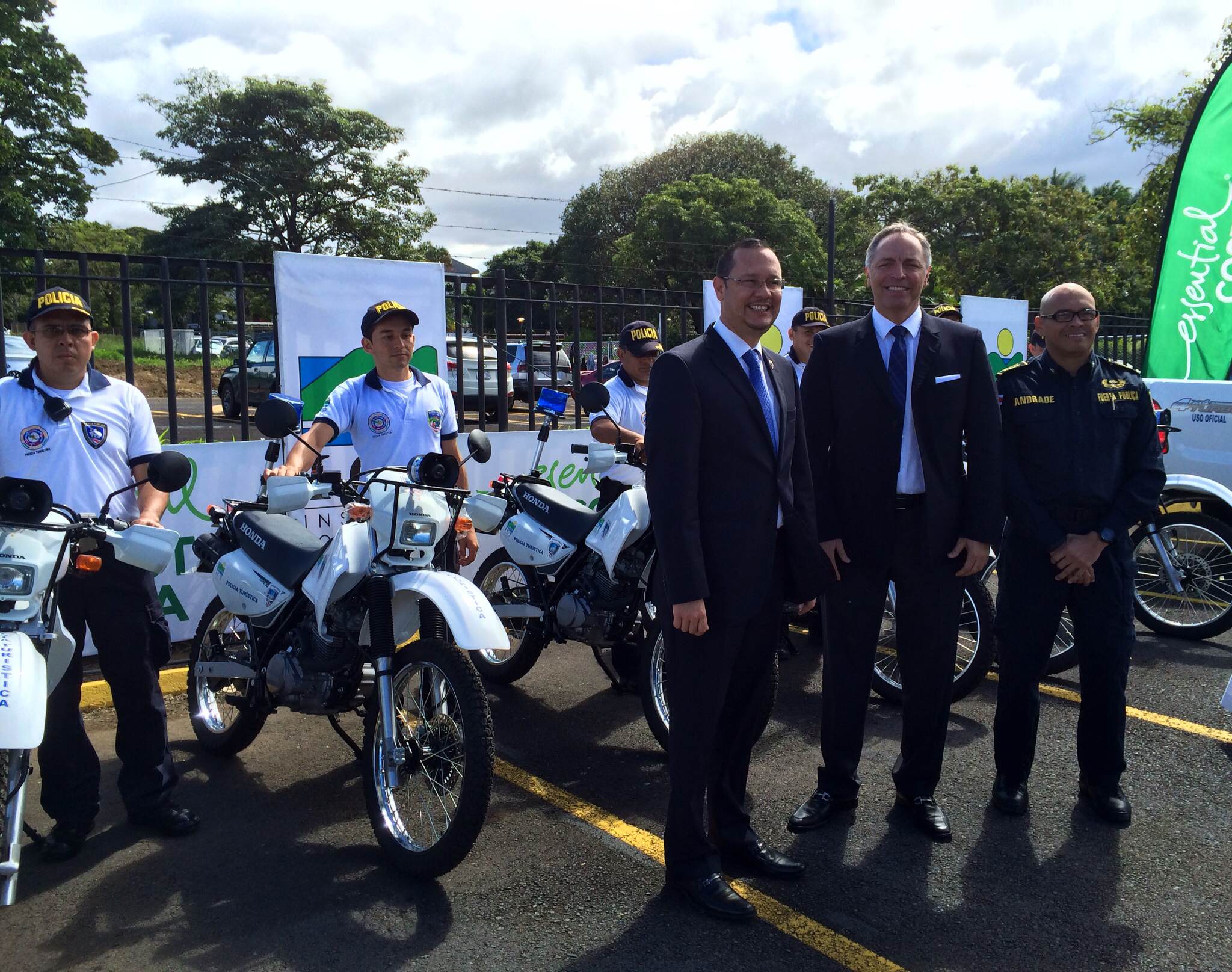 ICT entrega equipo a Policía Turística