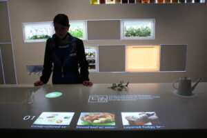 Se puede saber cuánto miden y pesan los alimentos con sólo ponerlos sobre una superficie de vitrocerámica.