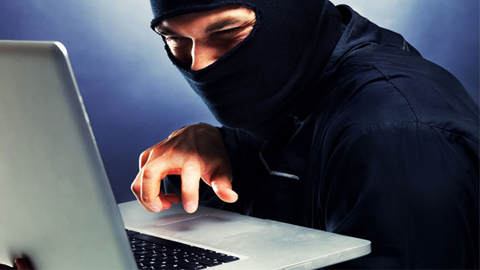 ¿Cómo la instalación de software ilegal facilita el cibercrimen?