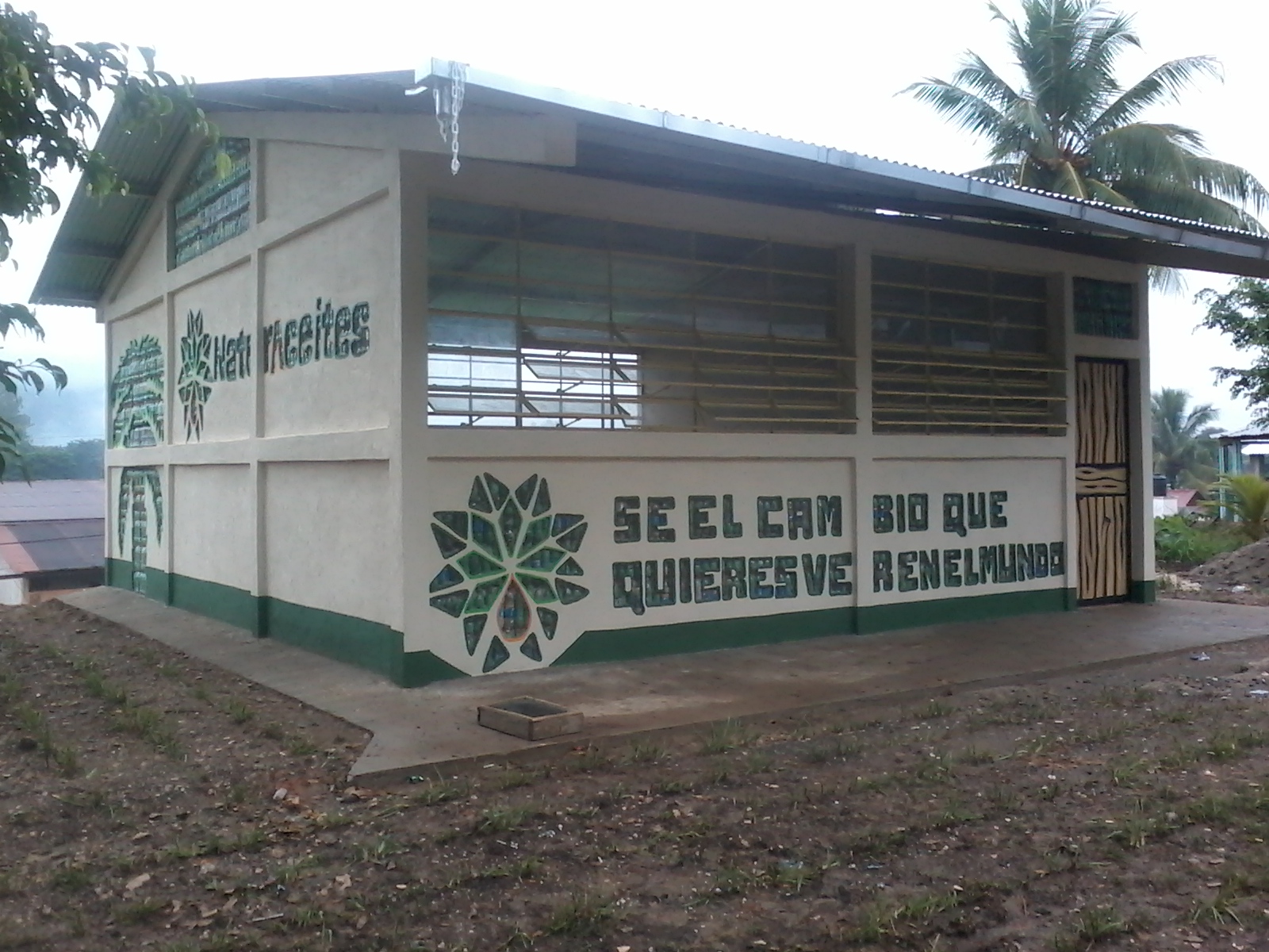 NaturAceites contruye aula ecológica