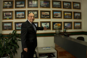 Nicolás Salume, en la sede del Grupo Salume, muestra los restaurantes Biggest en El Salvador.