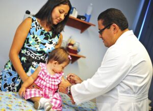 La vacunación contra influenza disminuye las hospitalizaciones por enfermedades respiratorias y reduce en un 50% la mortalidad.