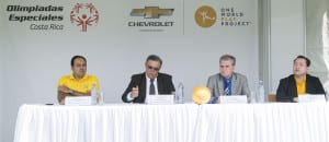 Esteban Fernández, director regional de Grupo Q para Chevrolet, Carlos Valverde, presidente de Olimpiadas Especiales Costa Rica, Miguel Ángel Gutiérrez, viceministro de Educación Pública y Hugo Ramírez, gerente de mercadeo de Chevrolet para Centroamérica y El Caribe.