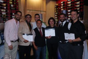 Luis Dubois, Trade Marketeer de Distribuidora Marte; Mario Alarcón, tercer lugar en primera fecha de la competencia; Raúl Cojolón, mejor bartender de World Class Guatemala 2014; Jennifer Monroy, primer lugar de la competencia; Mario Seijo, Diageo Reserve World Class Bartender del año 2013 para Latinoamérica y el Caribe y José Mario Aguirre, segundo lugar del concurso. Atrás René Printemps, gerente de Unidad de Negocios Reserve para Distribuidora Marte.