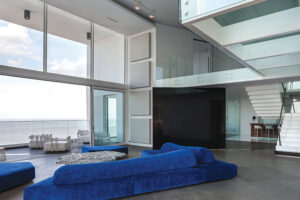 Techos altos, buena iluminación y amplios espacios cobran protagonismo. Foto cortesía de Mallol & Mallol Arquitectos.