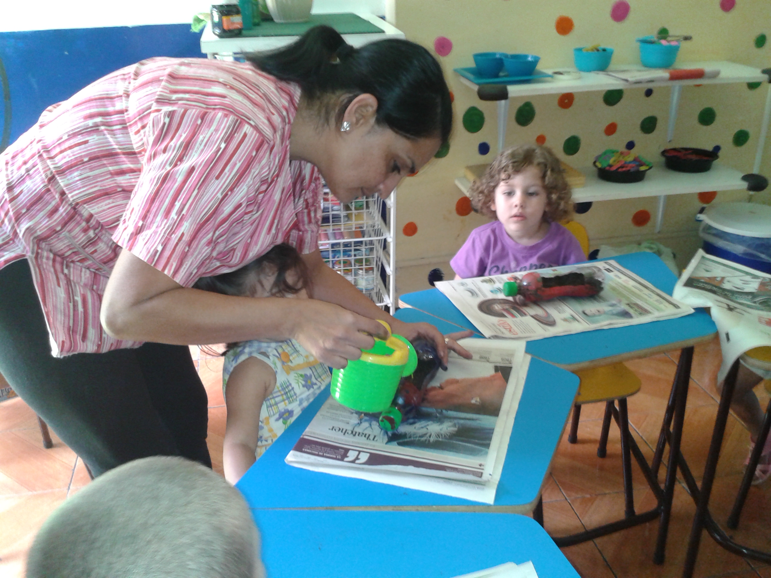Niños reciben una educación integral mientras sus madres trabajan