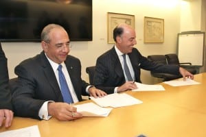 El presidente del Grupo Financiero Ficohsa, Camilo Atala, y Alvaro Jaramillo, cluster head de Centroamérica para Citi firmaron el acuerdo.