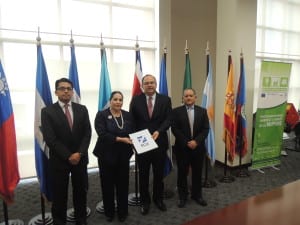 Funcionarios de ambas instituciones que participaron durante el evento de firma.