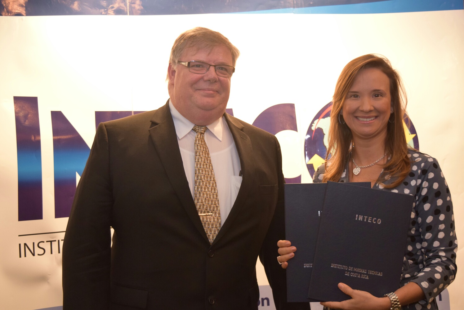 Florida Bebidas y Agua Cristal reciben Certificación de Huella de Agua