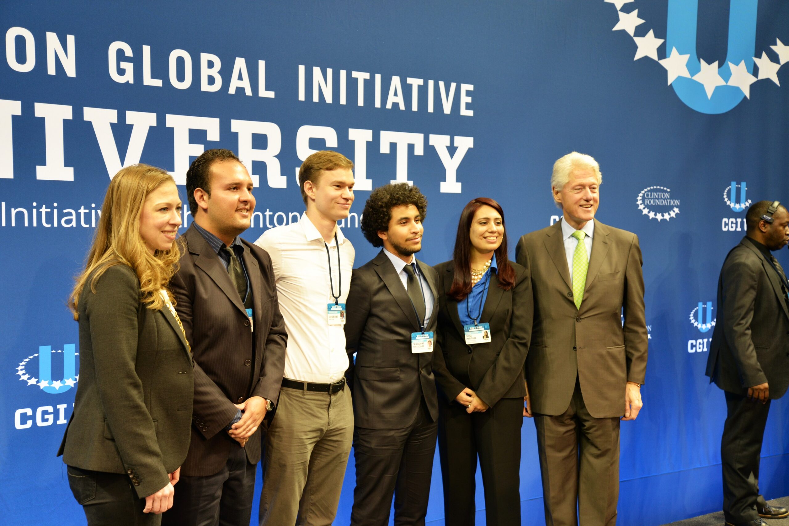 Estudiante de la Universidad Latina  sorprendió a Bill Clinton