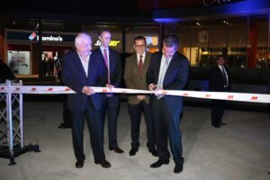 Mario López Estrada, presidente Grupo Onyx,   Jonathan Nathusius,vicepresidente Grupo Cemaco, Freddy Gereda, gerente de Supermercados La Torre y Mario López Pérez, vicepresidente Grupo Onyx.