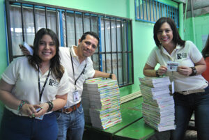 El Centro Comercial Plaza Cariari en alianza con Grupo Nación participó por tercer año consecutivo en el Proyecto de Responsabilidad Social Empresarial “Libros para Todos”.