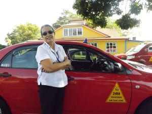 María Elena Mata cuentan con herramientas tecnológicas como Easy Taxi, que facilitan su labor cotidiana.