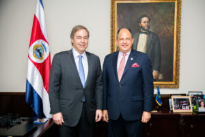 El CEO de Cargill, David MacLennan, se reunió con el presidente de Costa Rica, Luis Guillermo Solís, para presentarle los planes de inversión de su compañía.