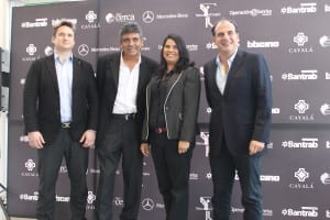 Alessandro Vignolo, gerente de Ventas de Mercedes-Benz, Eduardo "El Gato" Romero, Monica González, directora ejecutiva de la Fundación Operación Sonrisa y Daniel Panedas, organizador torneo.