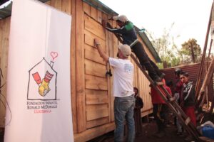 Esta jornada de construcción beneficiará a 129 familias y 516 niños cuyos hogares carecían de las condiciones básicas de una vivienda digna.