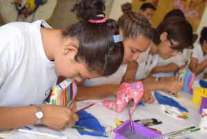 Fundación alberga niñas y adolescentes victimas de abuso y violencia; proporcionándole abrigo, comida y formación académica. 