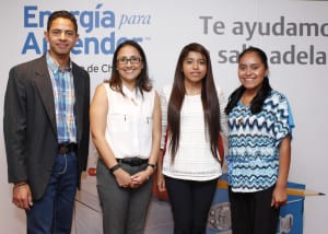 El estudiante Marvin Rodríguez,  Wendy López, coordinadora Regional de Inversiones Sociales para Chevron Latinoamércica, y las estudiantes Viviana Mejía y Marta Ambrosio.