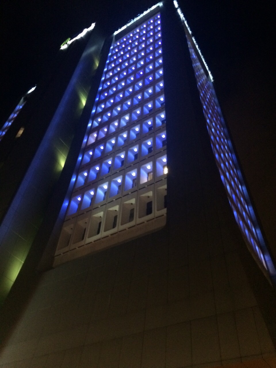 Banco Nacional de Costa Rica iluminado de azul todo el mes de abril