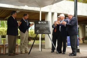 Roberto Artavia, presidente del Consejo Directivo de Incae, Luis Guillermo Solís, presidente de Costa Rica, Arturo Condo, rector de Incae; Stanley Motta, Chairman de la Iniciativa del Sector Privado Centroamericano (CAPSI, por sus siglas en inglés) y Enrique Bolaños, vicepresidente ejecutivo de Incae y futuro rector de Incae.