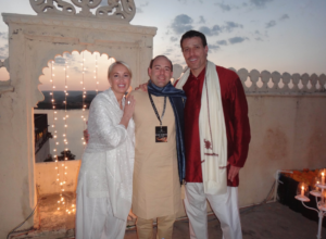 Gian Marco Palazio junto con el 'coach' estadounidense Anthony Robbins y su esposa, Sage Robbins, en Udaipur, India, en el 2012.