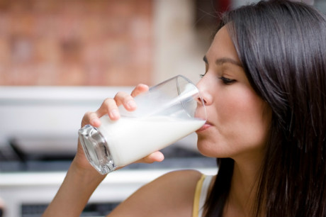 Estudio sugiere nuevo beneficio para el cerebro gracias a la leche