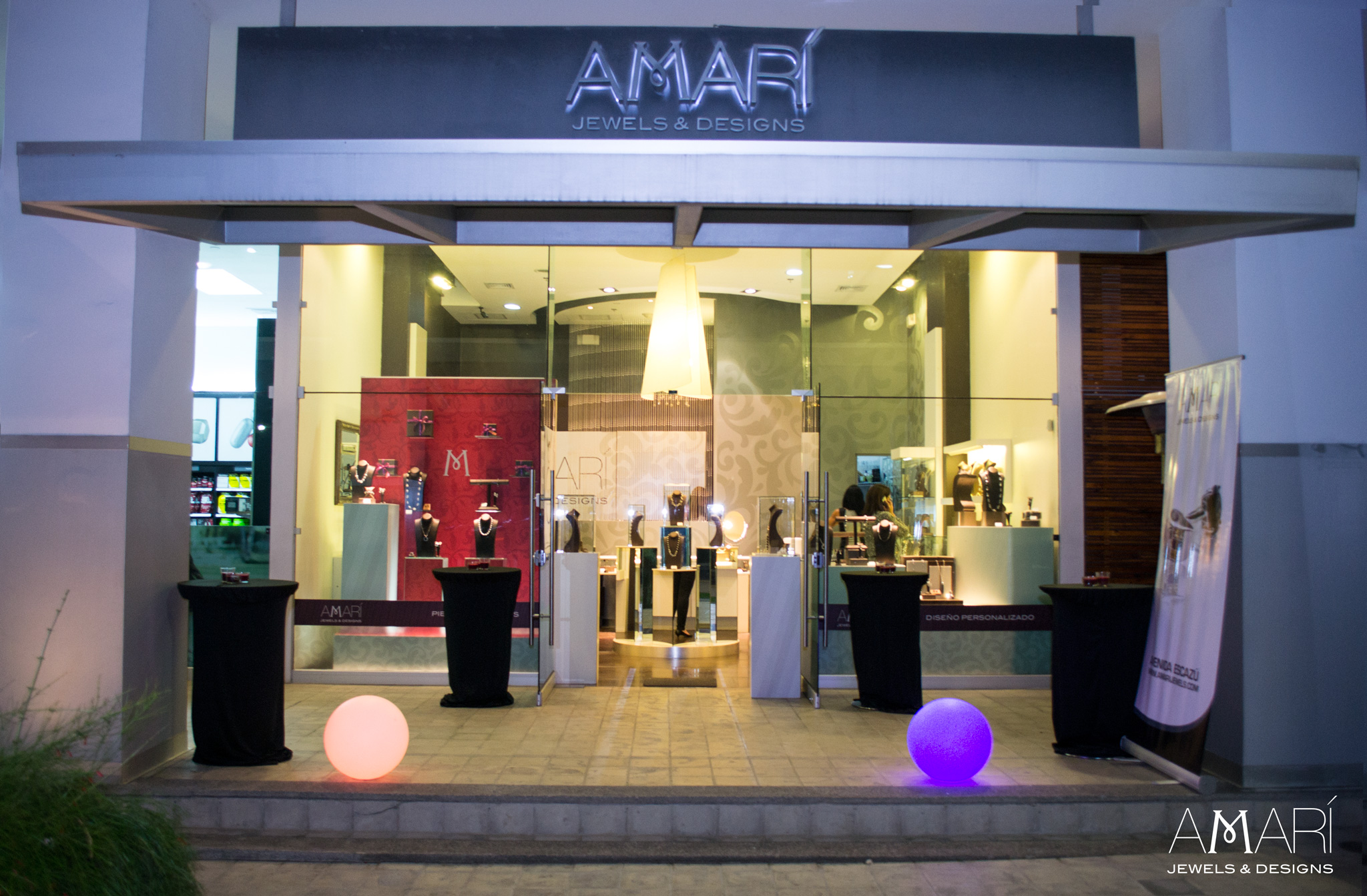 Diseñadores de joyerías con un espacio para exponer sus creaciones