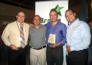 Olman Valladárez (al centro) recibió el premio "Taza de excelencia 2015".