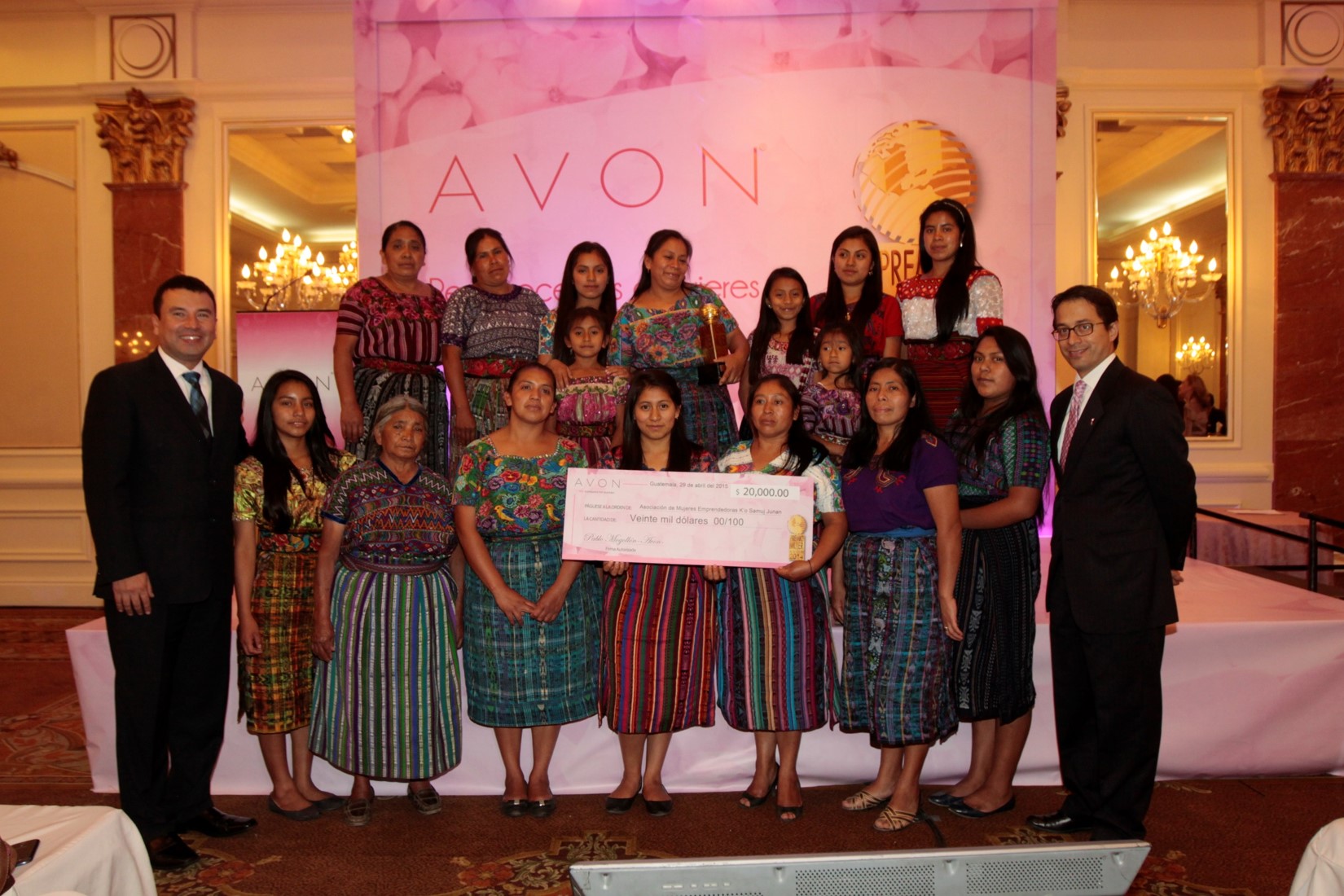 Avon presenta la ganadora del premio Mujer Avon 2014