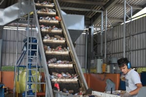 Mayoría del plástico viaja a Centroamérica para convertirse en resina.