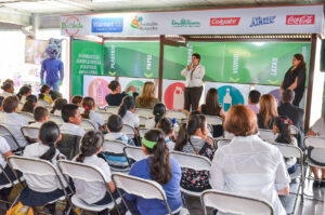 Yolanda Fernández, gerente de Asuntos Corporativos de Walmart compartió un mensaje con estudiantes para promover el reciclaje en la comunidad.