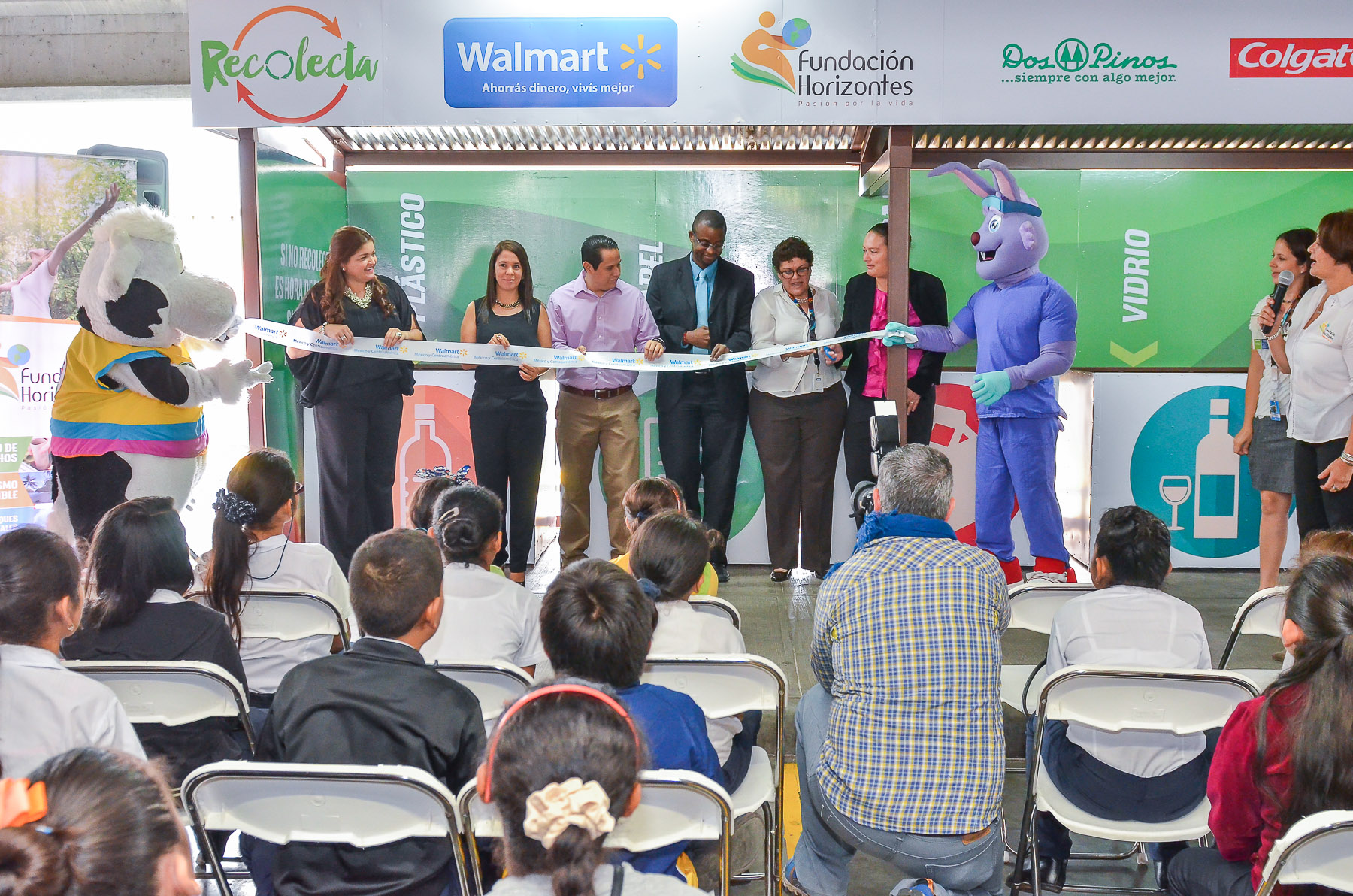Nuevos centros “Recolecta” de Walmart facilitan reciclaje a clientas