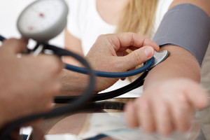 Es recomendable visitar al médico, al menos una vez al año para los chequeos respectivos. 