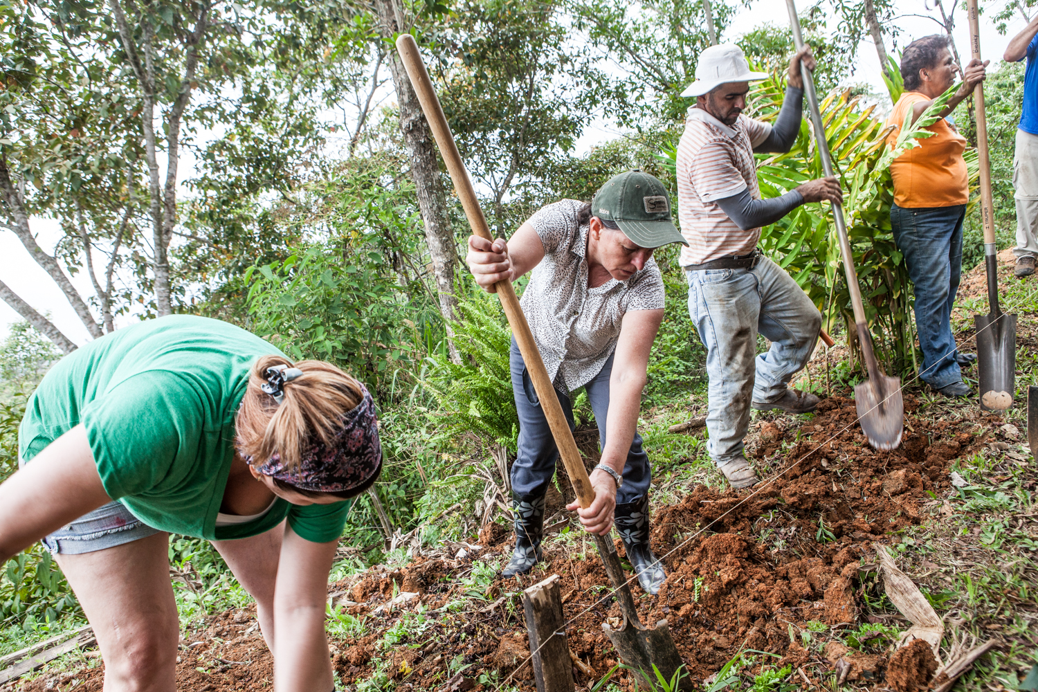 Walmart apoya reconstrucción de albergue turístico para mujeres de Biolley