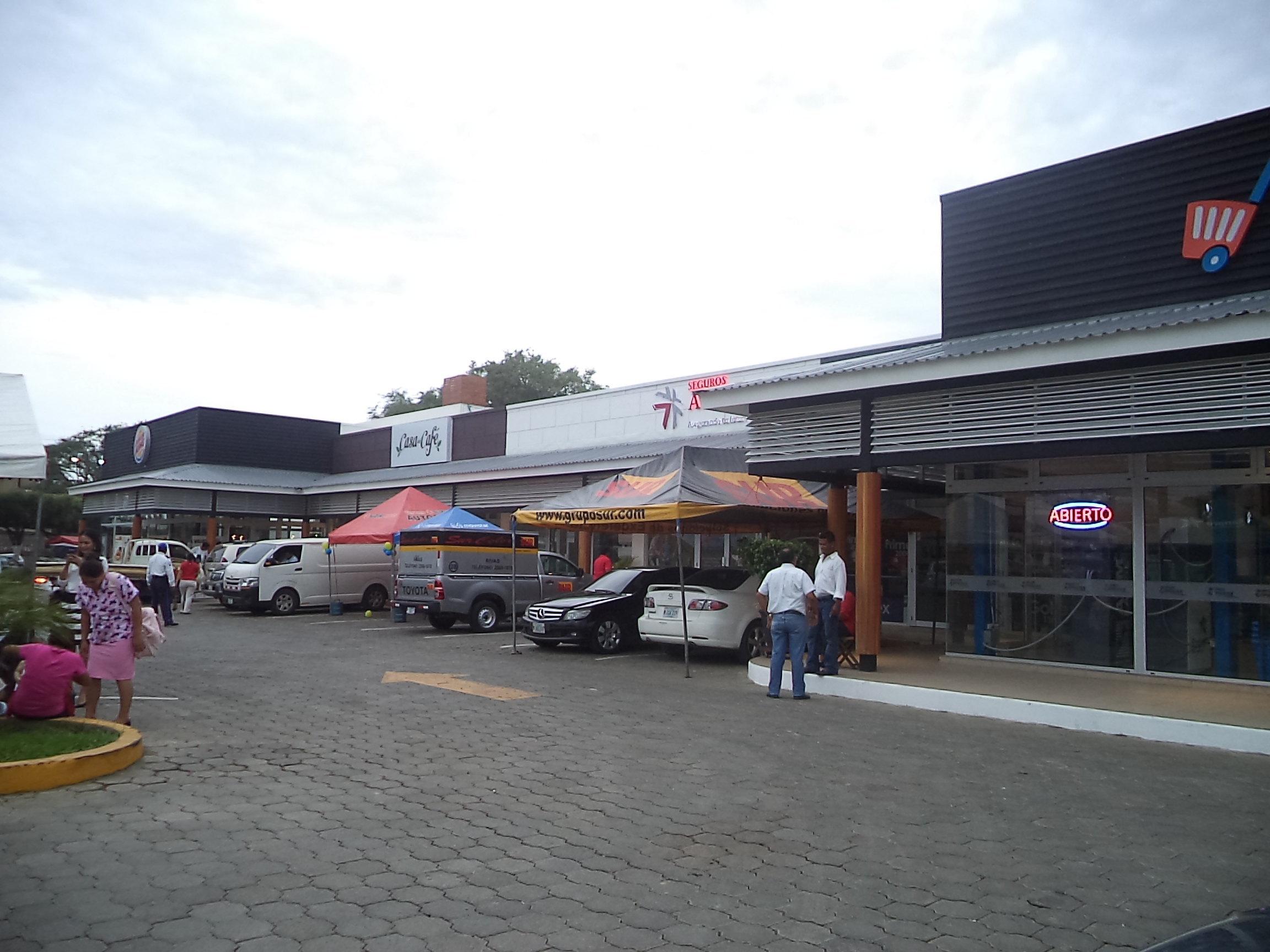 Inauguran nuevo centro comercial en Rivas