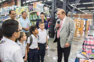 Roberto Federspiel, presidente de Universal y los niños de la escuela Centro América.
