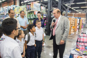 Roberto Federspiel, presidente de Universal y los niños de la escuela Centro América.